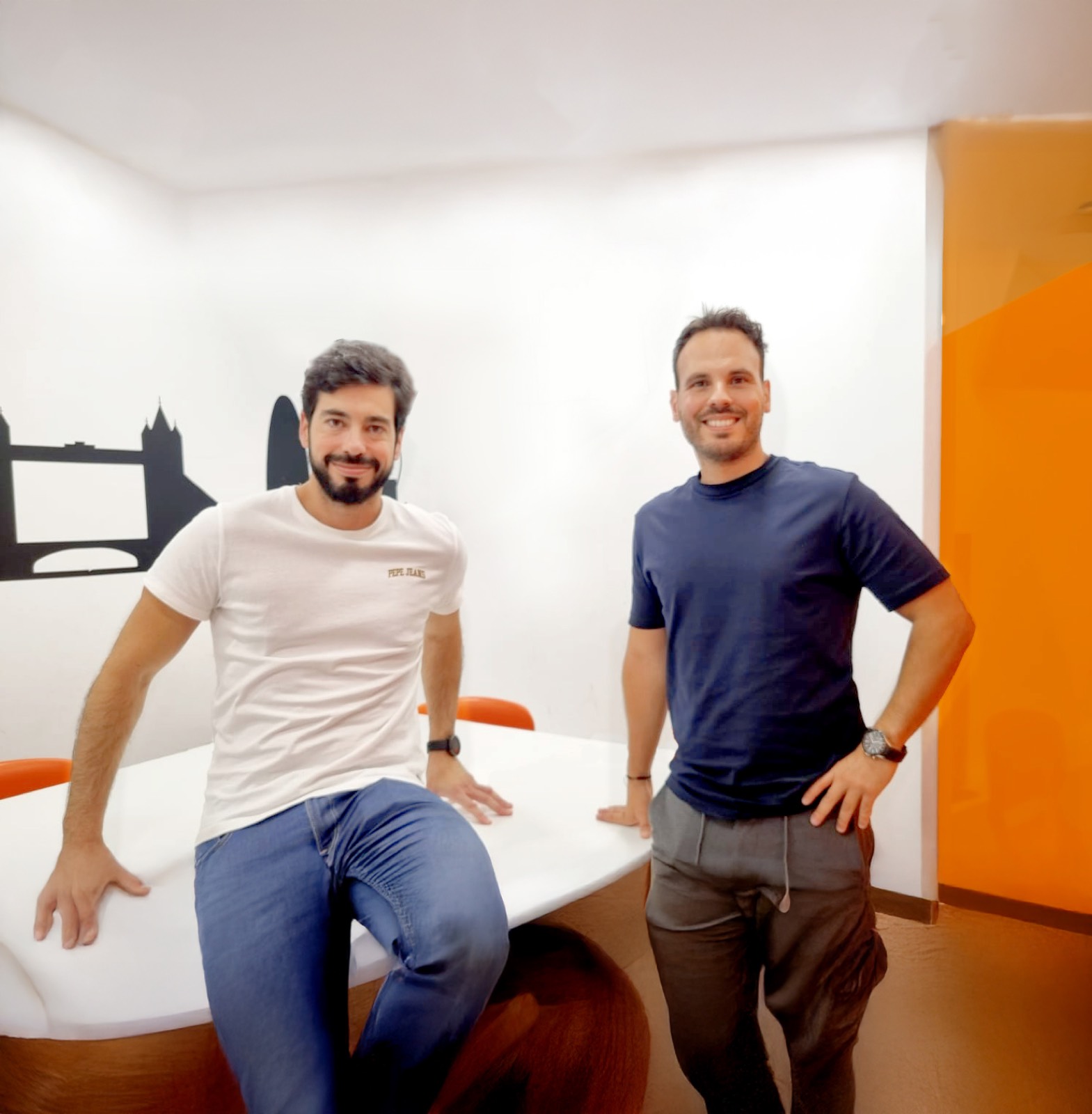 Albert a la izquierda y Joan a la derecha del equipo Ms&Mr Language